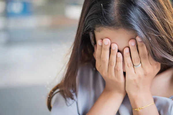 哭泣的女孩做脸掌 伤心难过的女人哭了 失败的亚洲妇女的肖像哭泣和做鬼脸与失败 坏消息 亚洲妇女青年成人模型 — 图库照片