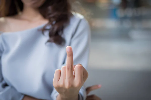 Otrevlig Kvinna Hand Ger Långfingret Till Dig Negativa Arg Upprörd — Stockfoto
