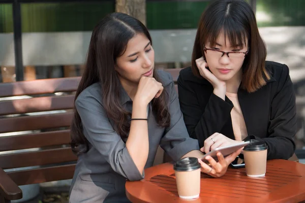 Komoly Üzleti Nézett Mobil Tabletta Tudósítást Hangsúlyozta Komoly Üzleti Nők — Stock Fotó