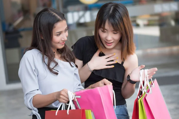 Mutlu Kız Alışveriş Gülümseyen Alışveriş Iyi Alışveriş Deneyimi Ile Kız — Stok fotoğraf