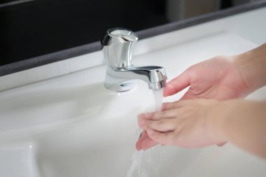 mutlu kadın handwash; Asyalı kadın elini, hijyen, hijyenik el yıkama, vücut bakımı, Cilt Bakımı, temiz sağlık kavramı yıkama closeup el portre; Asyalı Genç Yetişkin kadın el modeli 