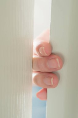 Kadın el ya da kapının yanında boğumlu parmak; sıkışmak, parmak portre kadar kapının yanında, ev kazası kavramı çarparak kapatır; 30'lu Asya Yetişkin kadın el veya parmak modeli