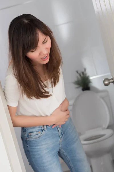 Wanita Dengan Gejala Diare Wanita Sakit Yang Menderita Diare Stomachache — Stok Foto