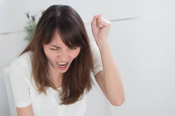 Mujer Enojada Inodoro Por Diarrea Estreñimiento Hemorroides Pilas Retrato Mujer — Foto de Stock