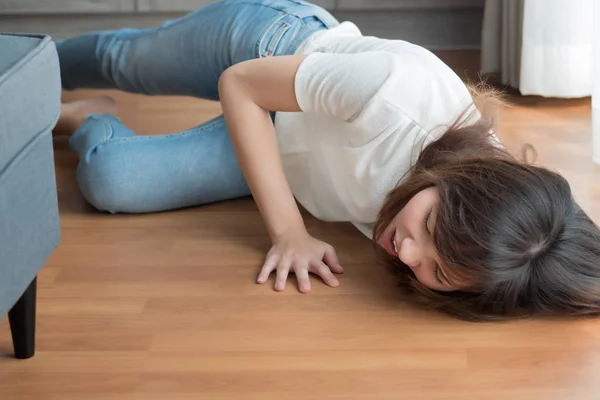 Mujer Lesionada Cae Debido Piso Resbaladizo Retrato Mujer Asiática Cayendo — Foto de Stock