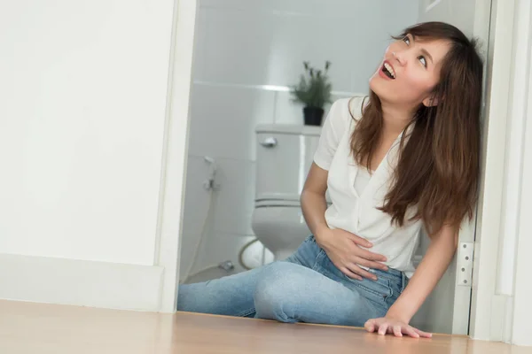 Vrouw Toilet Met Buikpijn Kanker Zieke Vrouw Last Van Buikpijn — Stockfoto