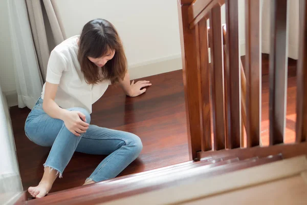 Mujer Lesionada Con Dolor Rodilla Lesión Rodilla Debido Accidente Hogar — Foto de Stock