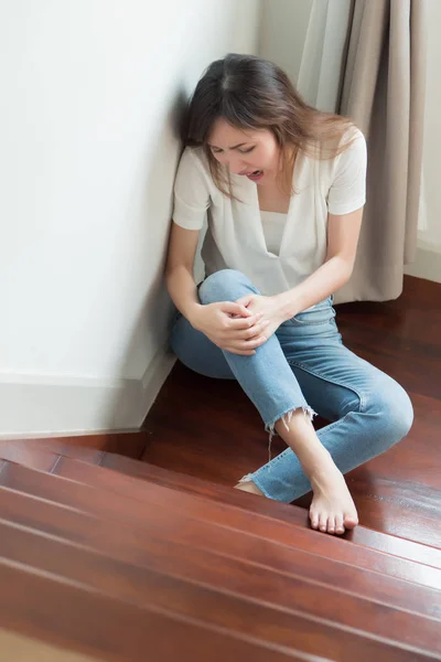 Mujer Lesionada Con Dolor Rodilla Lesión Rodilla Debido Accidente Hogar —  Fotos de Stock