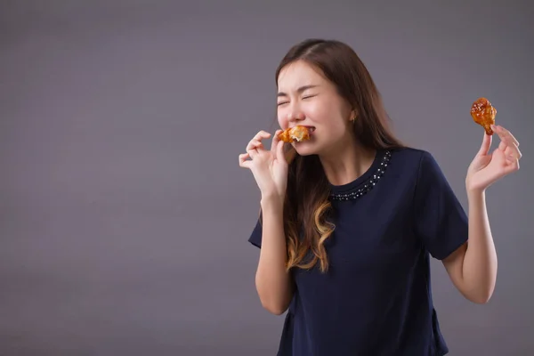 Woman Eating Unhealthy Fat Fried Chicken Portrait Unhealthy Girl Eating — Stock Photo, Image
