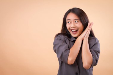 heyecanlı mutlu gülümseyen Asya iş kadın portresi; mutlu başarılı gülümseyen ararken sürpriz iş kadını heyecanlı; Asya 20'li yaşlarda genç yetişkin kadın modeli