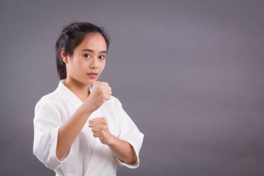 kadın savaşçı portre; Asyalı kadın pratik dövüş sanatları, karışık dövüş sanatları, Mma, boks, karate studio izole portre tekme; kız avcı eğitim kavramı; 20'li yaşlarda Genç Yetişkin Asyalı kadın modeli
