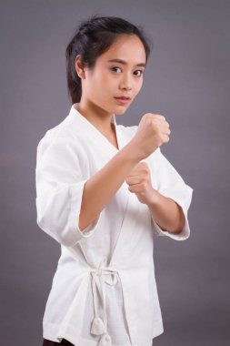 kadın savaşçı portre; Asyalı kadın pratik dövüş sanatları, karışık dövüş sanatları, Mma, boks, karate studio izole portre tekme; kız avcı eğitim kavramı; 20'li yaşlarda Genç Yetişkin Asyalı kadın modeli