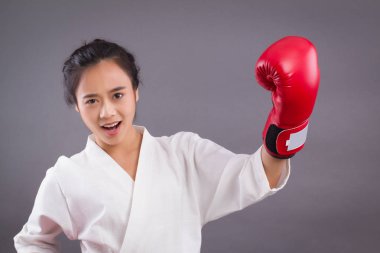 kadın savaşçı portre; dövüş sanatları uygulamak Asyalı kadın karışık dövüş sanatları, Mma, karate, arttırmalı studio izole portre; kız avcı eğitim kavramı; 20'li yaşlarda Genç Yetişkin Asyalı kadın modeli