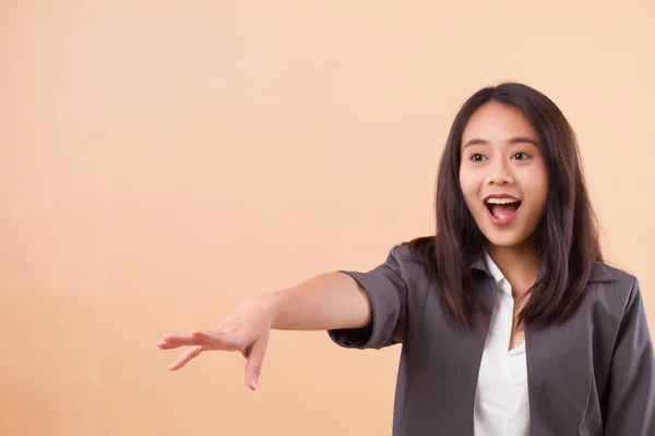 Asiática Mulher Negócios Falando Chamando Gritando Anunciando Retrato Feliz Sorridente — Fotografia de Stock