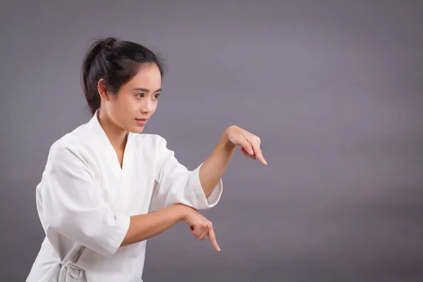Žena Bojovník Portrét Asijské Žena Cvičí Čínské Bojové Umění Gongfu — Stock fotografie