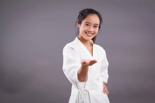 Woman Spa Therapist Pointing You Asian Woman Spa Therapist Spa — Stock Photo, Image