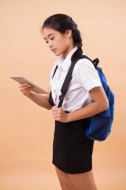 Asya Tayland kolej kadın öğrenci; Eğitim portresi ciddi, sırt çantası ve bilgisayar tablet taşıyan Üniversitesi kadın öğrenci vurguladı; üniversite öğrenci eğitim, üniversite eğitimi kavramı