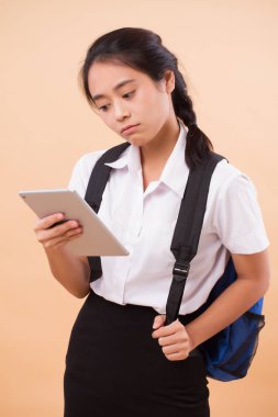 Asya Tayland kolej kadın öğrenci; Eğitim portresi ciddi, sırt çantası ve bilgisayar tablet taşıyan Üniversitesi kadın öğrenci vurguladı; üniversite öğrenci eğitim, üniversite eğitimi kavramı