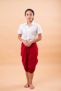 Tay performans sanatı, geleneksel kırmızı peştemal dans kadın dansçı öğrenci; Asya Tay geleneksel zarif dans dansçı kadın portresi stüdyo taşımak; Genç Yetişkin Asyalı kadın dansçı modeli