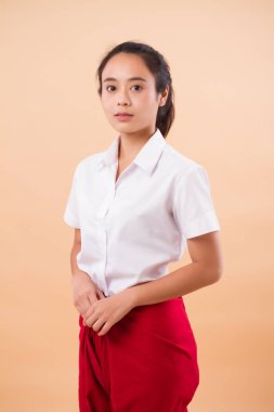 Tay performans sanatı, geleneksel kırmızı peştemal dans kadın dansçı öğrenci; Asya Tay geleneksel zarif dans dansçı kadın portresi stüdyo taşımak; Genç Yetişkin Asyalı kadın dansçı modeli