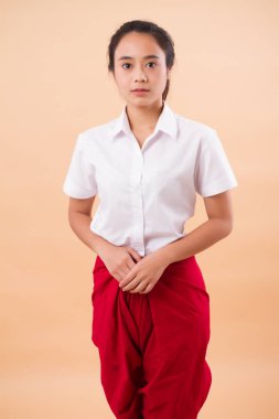 Tay performans sanatı, geleneksel kırmızı peştemal dans kadın dansçı öğrenci; Asya Tay geleneksel zarif dans dansçı kadın portresi stüdyo taşımak; Genç Yetişkin Asyalı kadın dansçı modeli