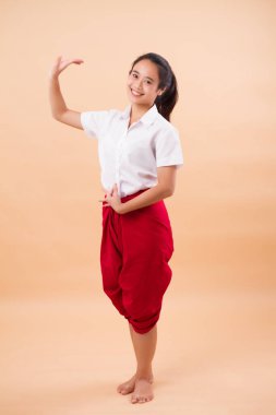 Tay performans sanatı, geleneksel kırmızı peştemal dans kadın dansçı öğrenci; Asya Tay geleneksel zarif dans dansçı kadın portresi stüdyo taşımak; Genç Yetişkin Asyalı kadın dansçı modeli