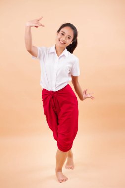 Tay performans sanatı, geleneksel kırmızı peştemal dans kadın dansçı öğrenci; Asya Tay geleneksel zarif dans dansçı kadın portresi stüdyo taşımak; Genç Yetişkin Asyalı kadın dansçı modeli