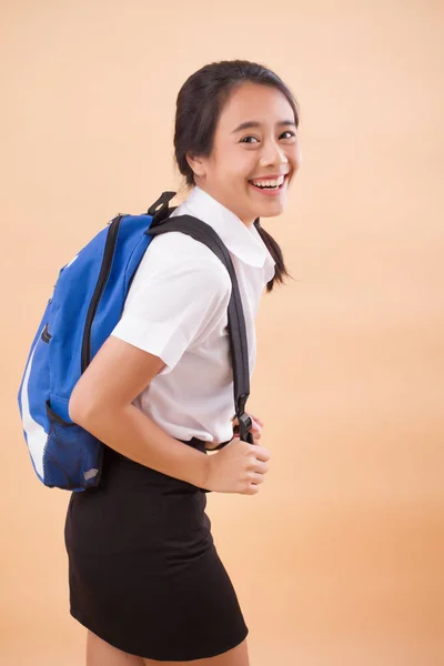アジア タイ大学女性学生 教科書のバックパックを運ぶ大学女性学生の教育テーマの肖像画大学教育 大学教育の概念アジアの若い大人の女性モデル — ストック写真
