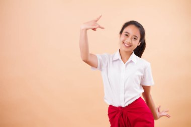 Tay performans sanatı, geleneksel kırmızı peştemal dans kadın dansçı öğrenci; Asya Tay geleneksel zarif dans dansçı kadın portresi stüdyo taşımak; Genç Yetişkin Asyalı kadın dansçı modeli