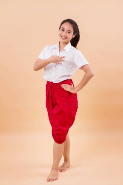 Tay performans sanatı, geleneksel kırmızı peştemal dans kadın dansçı öğrenci; Asya Tay geleneksel zarif dans dansçı kadın portresi stüdyo taşımak; Genç Yetişkin Asyalı kadın dansçı modeli