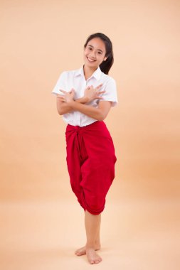 Tay performans sanatı, geleneksel kırmızı peştemal dans kadın dansçı öğrenci; Asya Tay geleneksel zarif dans dansçı kadın portresi stüdyo taşımak; Genç Yetişkin Asyalı kadın dansçı modeli