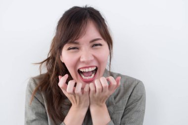 bağırarak, sürpriz ve ilgi ile çığlık kadın heyecanlı; heyecan verici ile sürpriz heyecanlı Asyalı kadın portresi, ah, Vay ilginç ifade; Asya Yetişkin kadın modeli