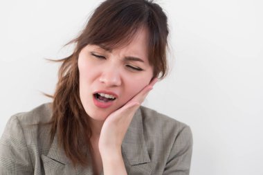 kadın diş ağrısı ile; hasta Asyalı kadın acı diş ağrısı, diş çürüğü, diş hassasiyeti, çürük, diş bakımı kavramı; Genç Yetişkin Asyalı kadın modeli