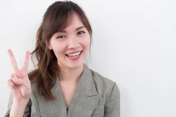 Asiático Mulher Negócios Apontando Dois Dedos Retrato Positivo Feliz Sorrindo — Fotografia de Stock