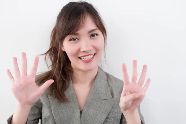 Asya Kadını Dokuz Parmak Puan Işaret Portre Pozitif Mutlu Gülümseyen — Stok fotoğraf