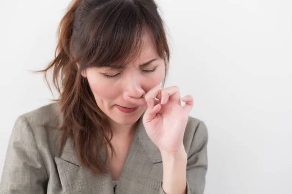 Sjuk Kvinna Med Rinnande Näsa Porträtt Sjuka Asiatisk Casual Kvinna — Stockfoto