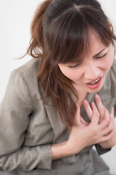 Kvinna Med Plötslig Hjärtattack Sjuk Kvinna Lider Akut Hjärtinfarkt Begreppet — Stockfoto