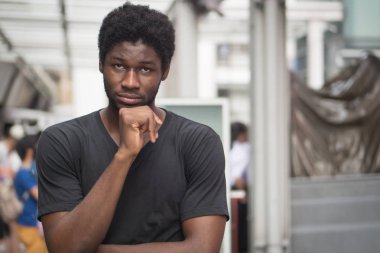 Düşünceli Afrika adam düşünüyorum; dalgın Genç Yetişkin Afrika adam düşünme planı, fikir, gelecek, beyin fırtınası kavramı hakkında portresi; Batı Afrika Genç yetişkin adam modeli