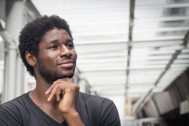 Düşünceli Afrika adam düşünüyorum; dalgın Genç Yetişkin Afrika adam düşünme planı, fikir, gelecek, beyin fırtınası kavramı hakkında portresi; Batı Afrika Genç yetişkin adam modeli