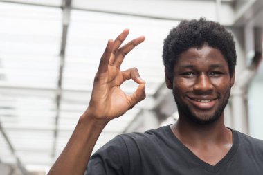 başarılı Afrika adam ok ya da iyi el işareti işaret; mutlu gülümseyen Afrika adam veya siyah adam, Evet, onaylama kadar iyi, başarı, ok ya da iyi el işareti hareketi işaret; Genç Yetişkin Afrika man modeli
