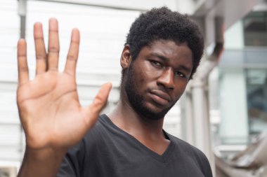 Dur el işareti işaret kızgın üzgün Afrika adam; hayal kırıklığına uğramış kızgın Afrika adam veya stop veya durdurmak el hareketi ile siyah adam portresi; başarısızlık, reddetme, dur kavramı; Yetişkin Afrika man modeli