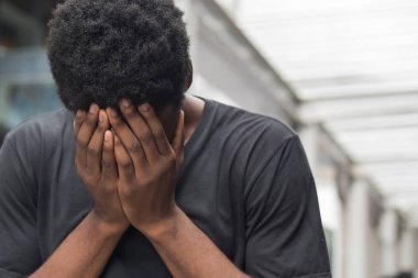 Afrika adam yüz palm jest stres veya depresyon ile; depresif yüz palm Afrika adam veya siyah adam portresi baş ağrısı, stres, depresyon, başarısızlık kavramı uğrar; Yetişkin Afrika man modeli