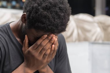Afrika adam yüz palm jest stres veya depresyon ile; depresif yüz palm Afrika adam veya siyah adam portresi baş ağrısı, stres, depresyon, başarısızlık kavramı uğrar; Yetişkin Afrika man modeli