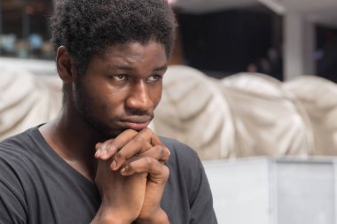 düşünme, planlama düşünceli Afrika adam; ciddi, endişeli Afrika adam ya da düşünme, iyi bir fikir ya da belirleyici planı bulmak siyah adam portresi; Genç Yetişkin Afrika man modeli