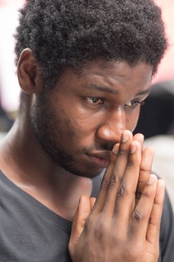 düşünme, planlama düşünceli Afrika adam; ciddi, endişeli Afrika adam ya da düşünme, iyi bir fikir ya da belirleyici planı bulmak siyah adam portresi; Genç Yetişkin Afrika man modeli