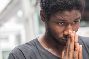 düşünme, planlama düşünceli Afrika adam; ciddi, endişeli Afrika adam ya da düşünme, iyi bir fikir ya da belirleyici planı bulmak siyah adam portresi; Genç Yetişkin Afrika man modeli