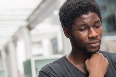 Boğaz ağrısı ile hasta Afrika adam; adam acı soğuk, grip, boğaz iltihabı ile hastalık portresi; Sağlık Bakımı, vücut bakımı, hastalık, ağrı kavramı dostum; Genç Yetişkin Afrika man modeli