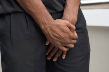 prostat kanseri muzdarip adam; prostat kanseri, erken boşalma, doğurganlık, mesane sorunu ile hasta Afrika adam; Sağlık, hastalık, kanser kavramı; Yetişkin Afrika adam, siyah adam modeli