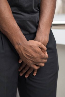 prostat kanseri muzdarip adam; prostat kanseri, erken boşalma, doğurganlık, mesane sorunu ile hasta Afrika adam; Sağlık, hastalık, kanser kavramı; Yetişkin Afrika adam, siyah adam modeli