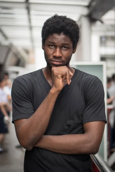 Przemyślane Afryki Człowiek Myśli Portret Zamyślony Młodych Dorosłych Afryki Człowiek — Zdjęcie stockowe